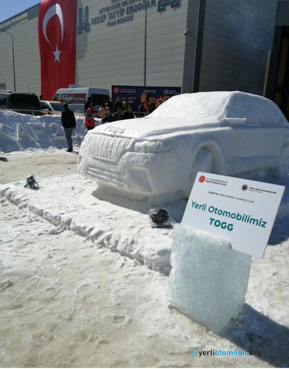 Buzdan yerli otomobil heykeli yapıldı