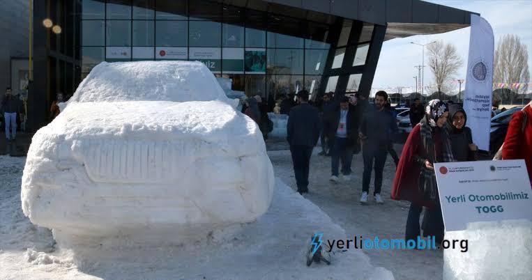 Buzdan yerli otomobil heykeli yapıldı