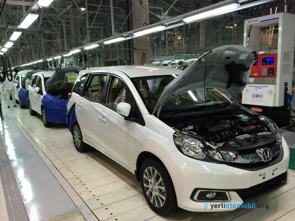 Honda-Plant-Indonesia-Mobilio-roll-out.jpg
